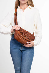 Borsa a tracolla in pelle intrecciata color cuoio indossata da donna frontalmente