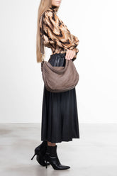 Donna indossa borsa a tracolla intrecciata La Rosa color taupe vista laterale