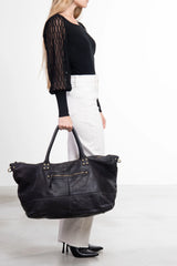 Borsa duffel La Verona Grande in pelle nera, vista angolata