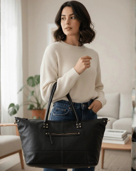 Borsa duffel La Verona Grande in pelle nera indossata da una donna