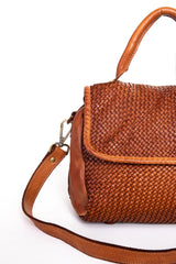 Dettaglio borsa a mano in pelle intrecciata colore cuoio