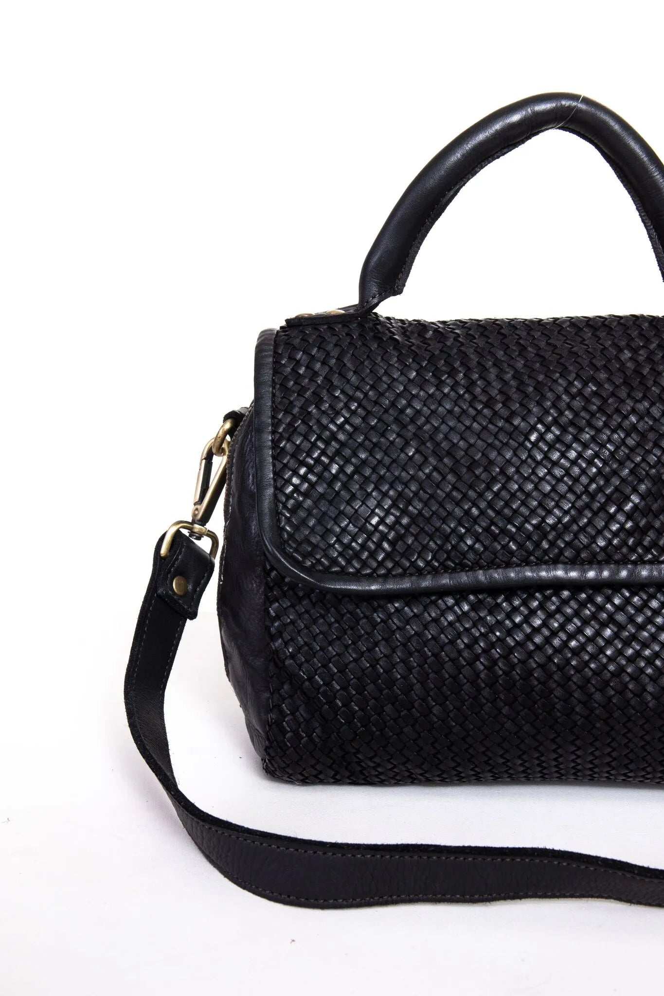 Dettaglio borsa a mano in pelle intrecciata colore nero con manici e tracolla