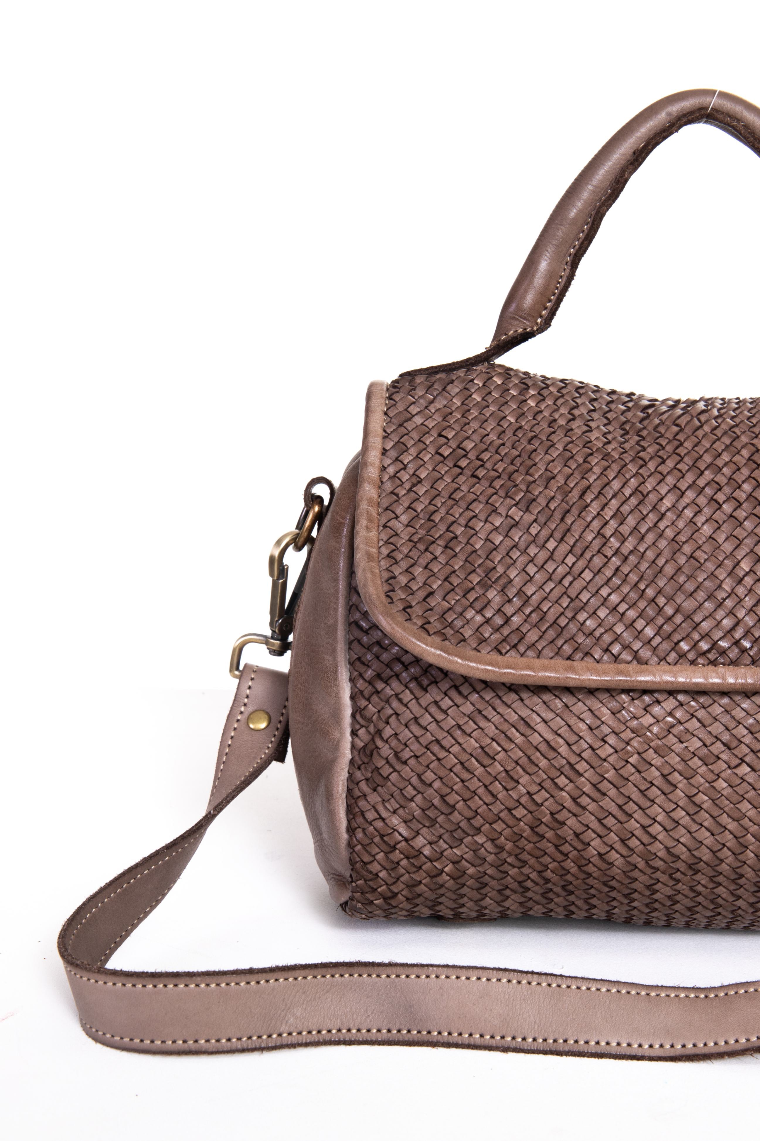 Dettaglio borsa a mano in pelle intrecciata colore brown