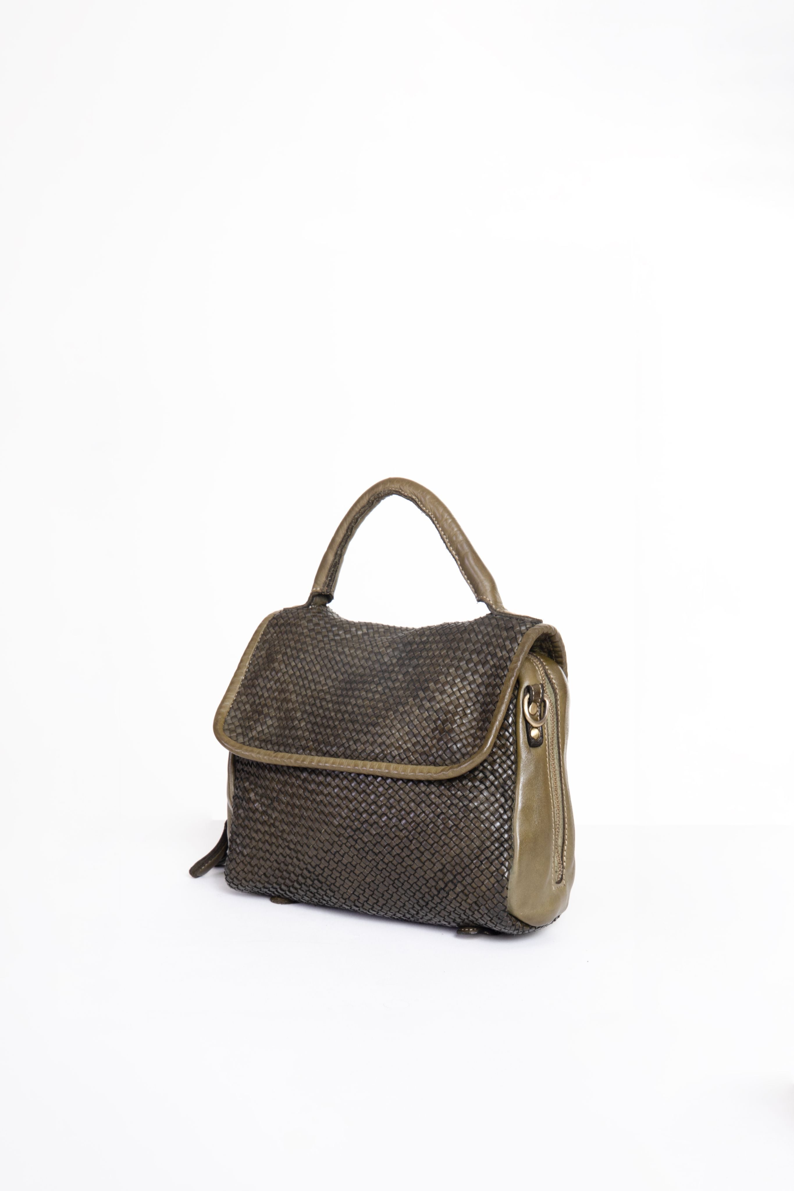 Borsa a mano in pelle intrecciata colore verde vista laterale