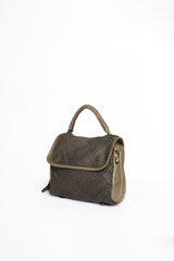 Borsa a mano in pelle intrecciata colore verde vista laterale
