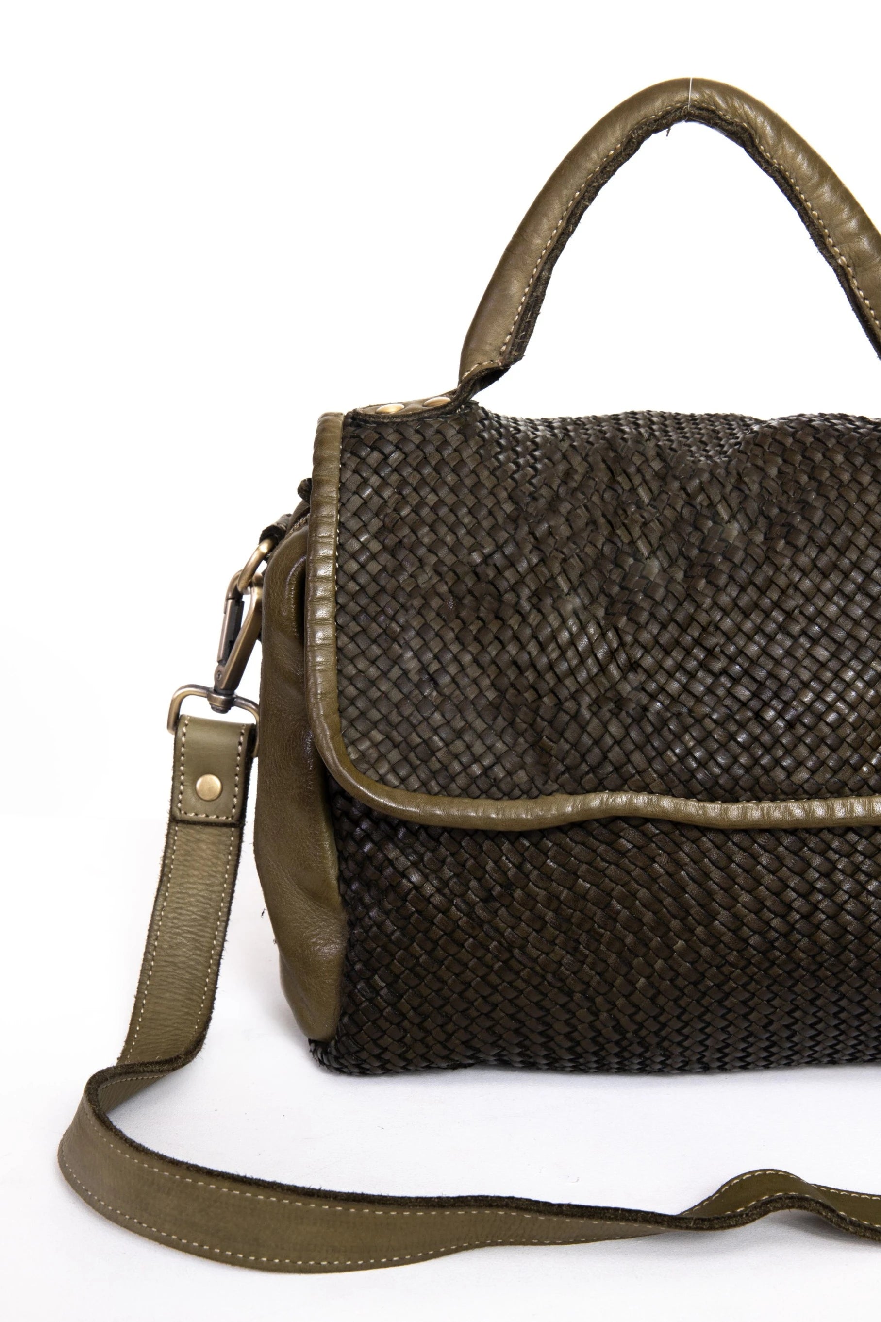 Dettaglio borsa a mano in pelle intrecciata colore verde con manici e tracolla