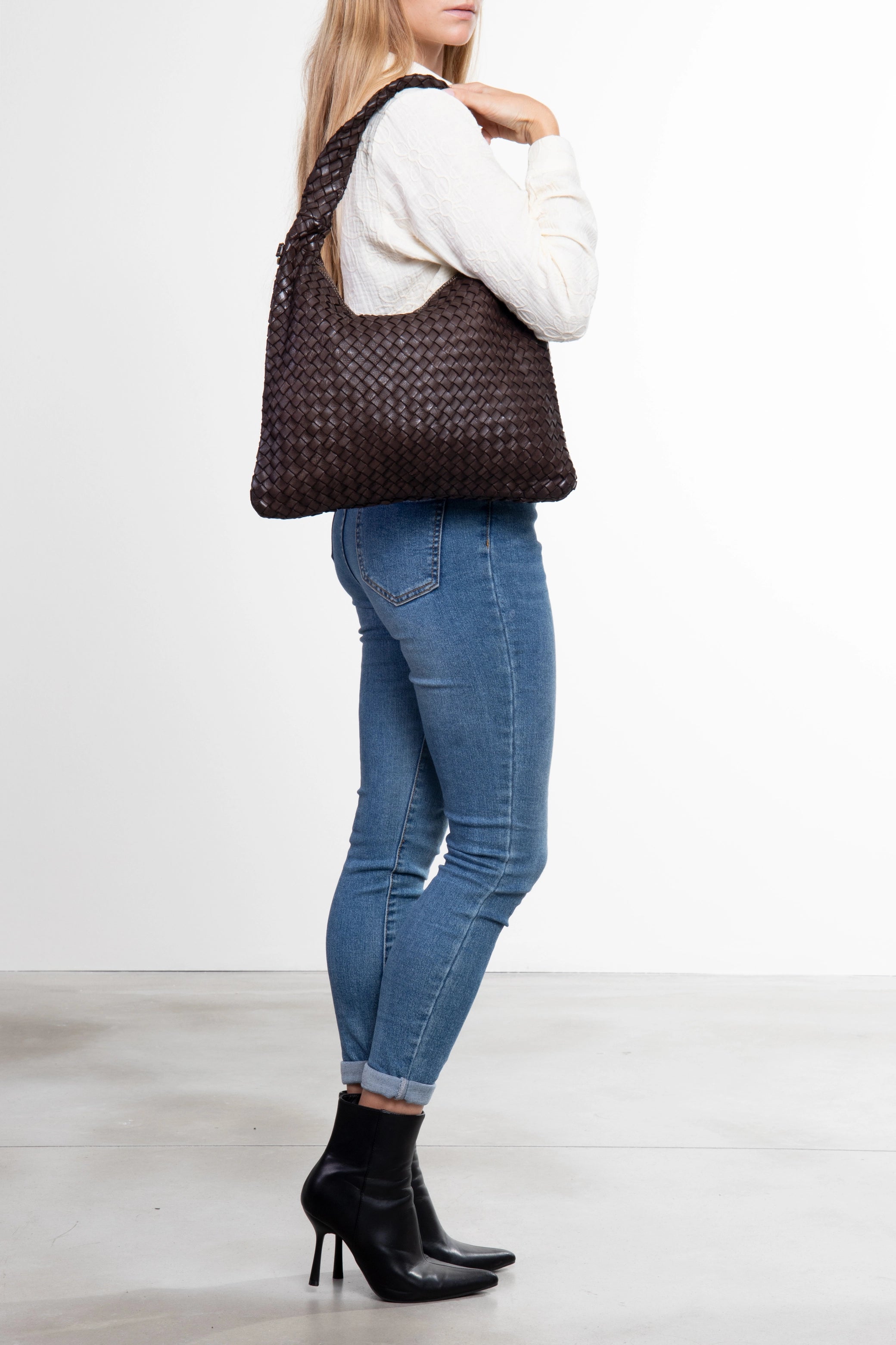 Borsa a tracolla donna in pelle intrecciata marrone indossata vista laterale