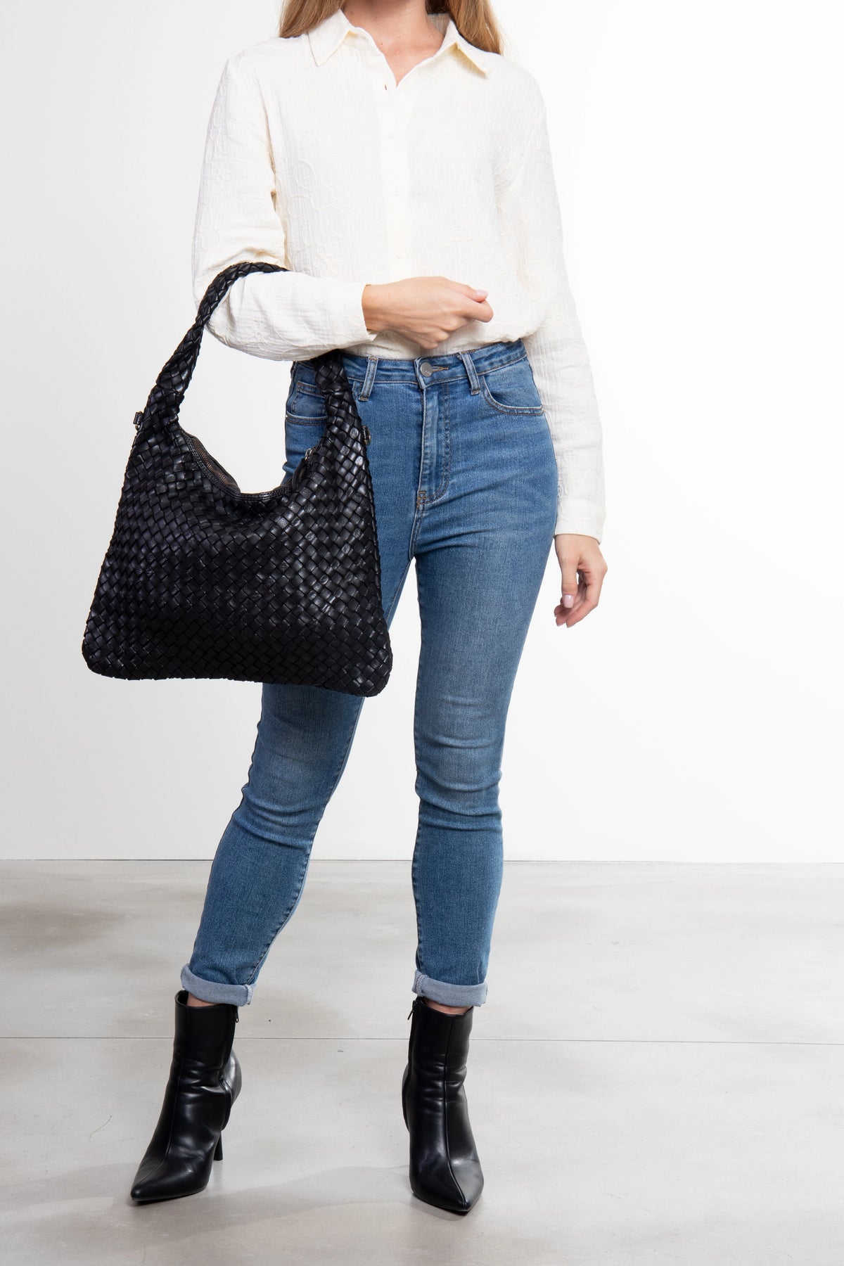 Borsa a tracolla donna in pelle intrecciata nera indossata vista frontale