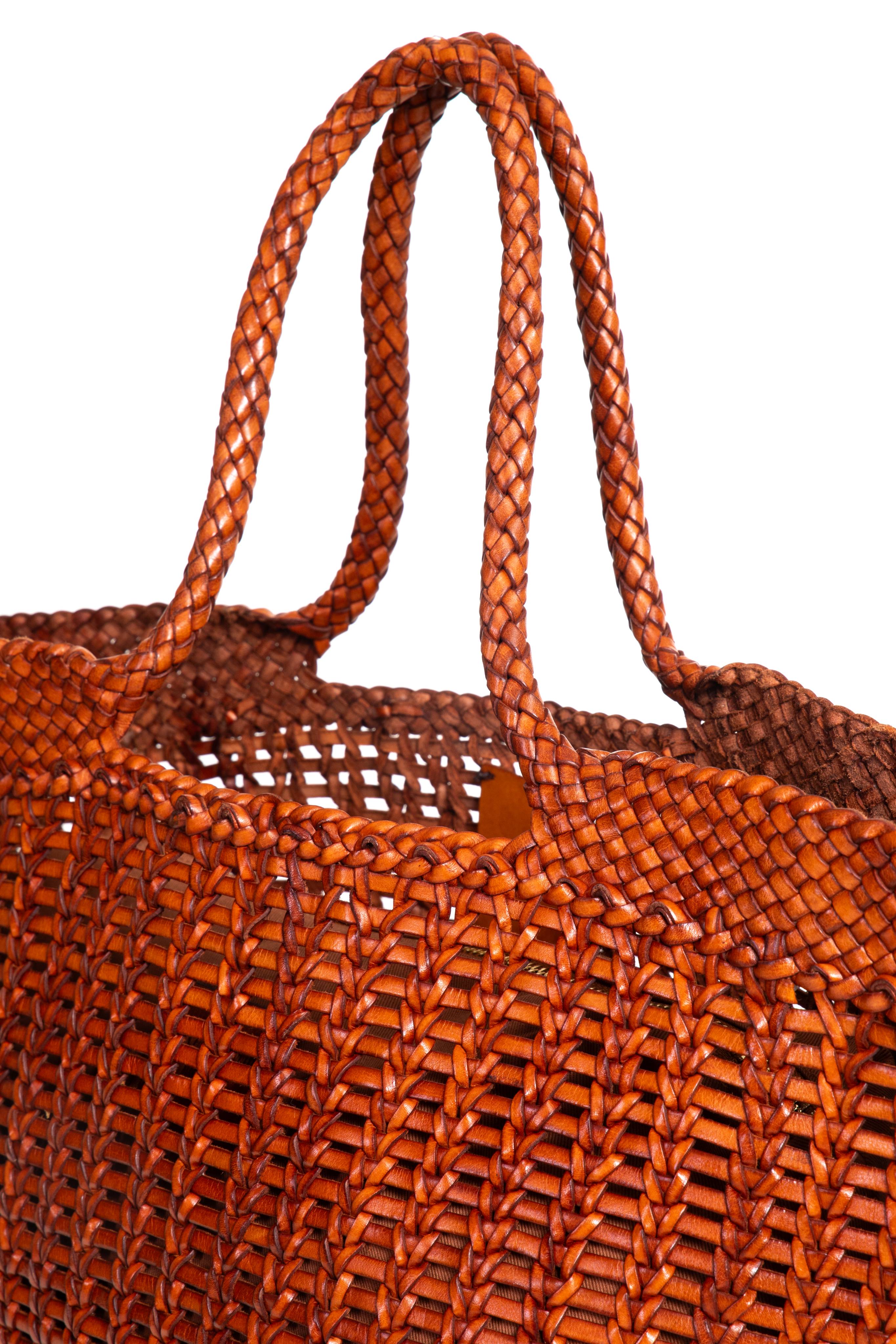Dettaglio della borsa tote intrecciata La Toscana in pelle color cuoio