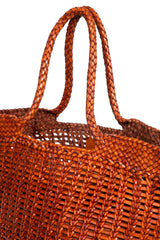 Dettaglio della borsa tote intrecciata La Toscana in pelle color cuoio