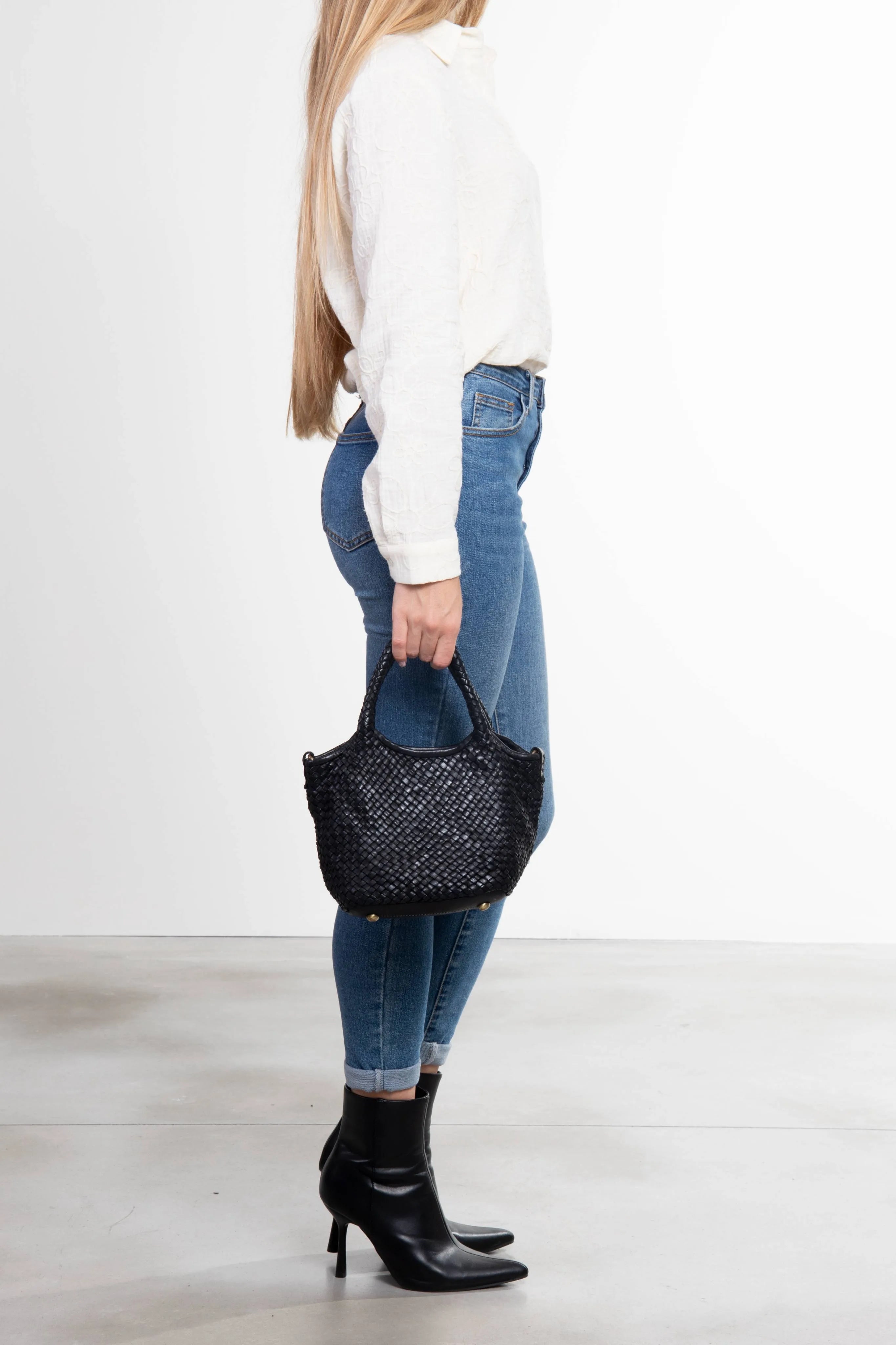 borsa tote nera in mano donna
