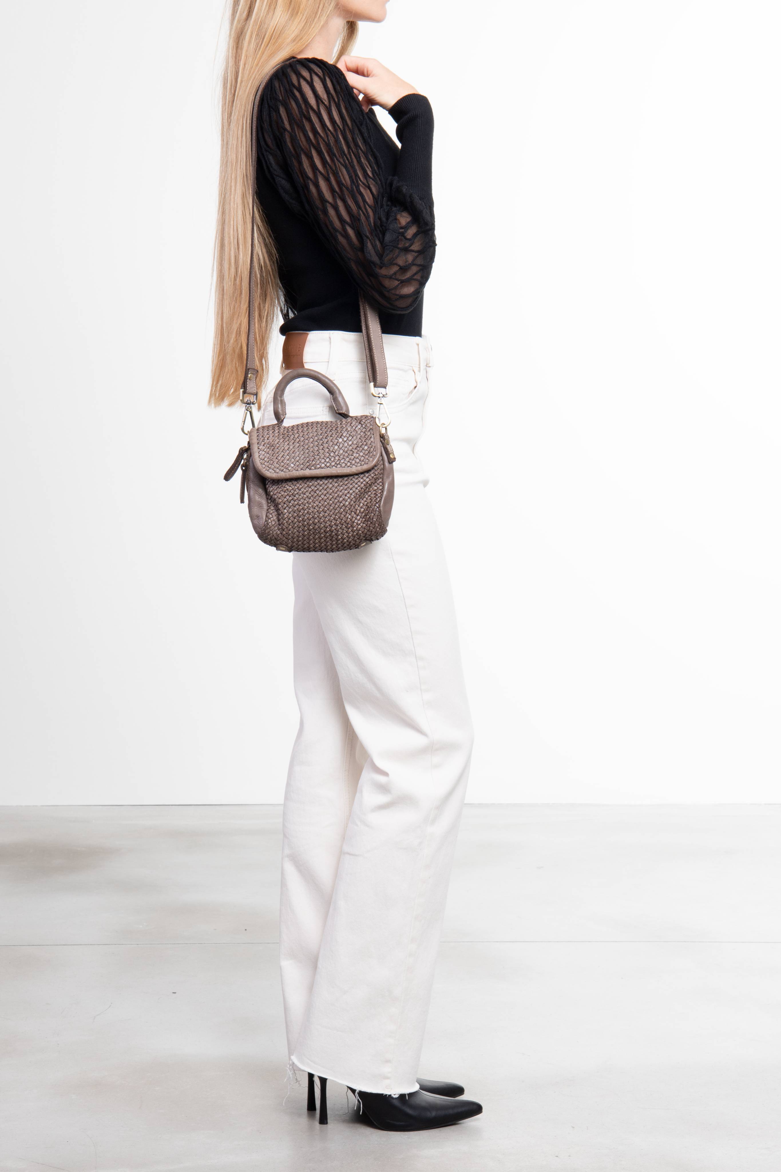 Donna che indossa Florence Satchel Piccola in pelle intrecciata taupe a spalla