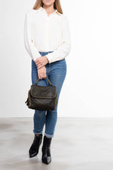 Florence Satchel A12 Grande borsa a mano in pelle intrecciata colore verde vista frontale in mano dona