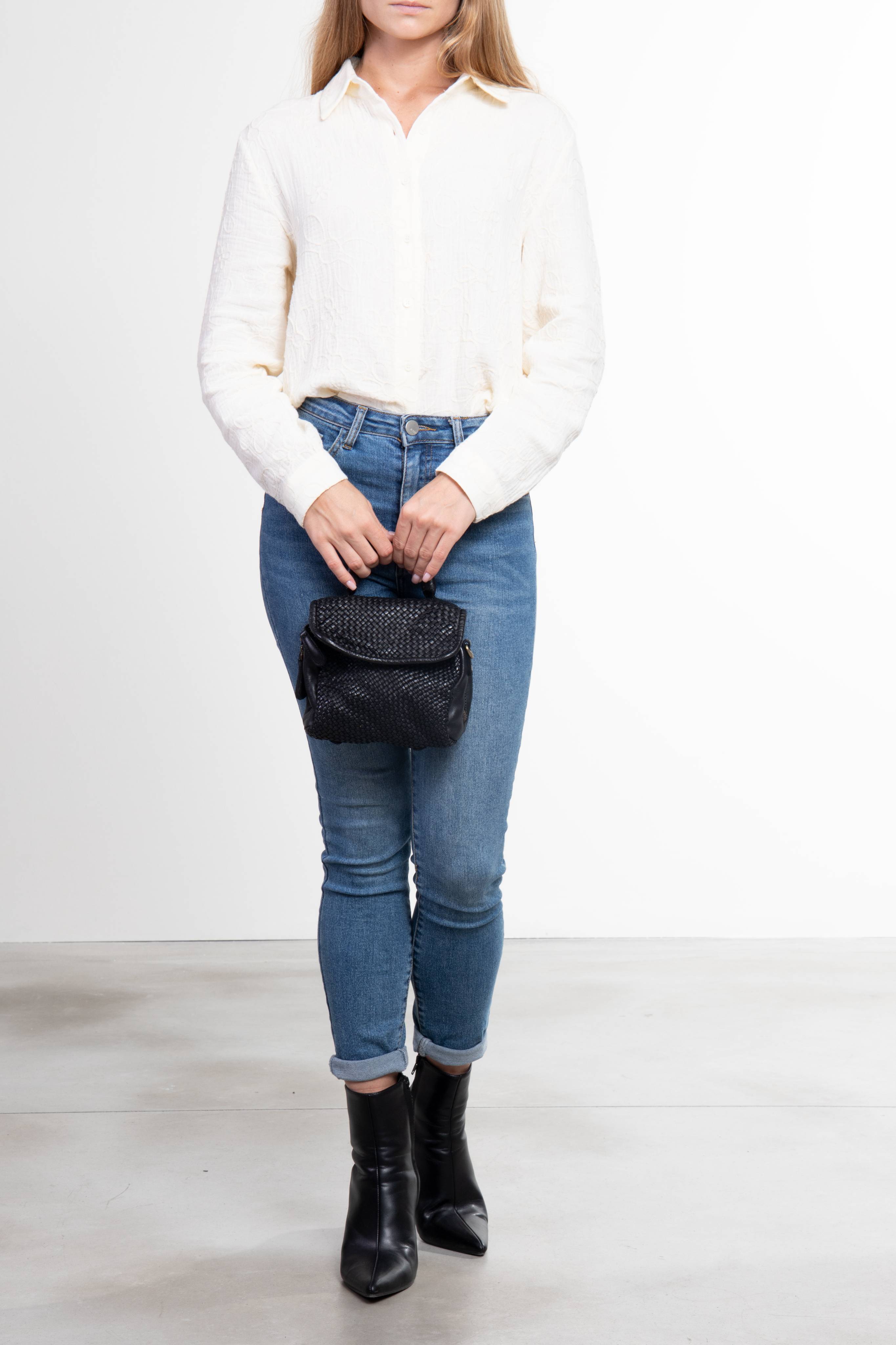 Donna frontale con Florence Satchel Piccola nera in pelle intrecciata