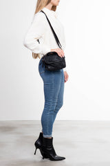 Donna con Florence Satchel Piccola nera indossata a spalla