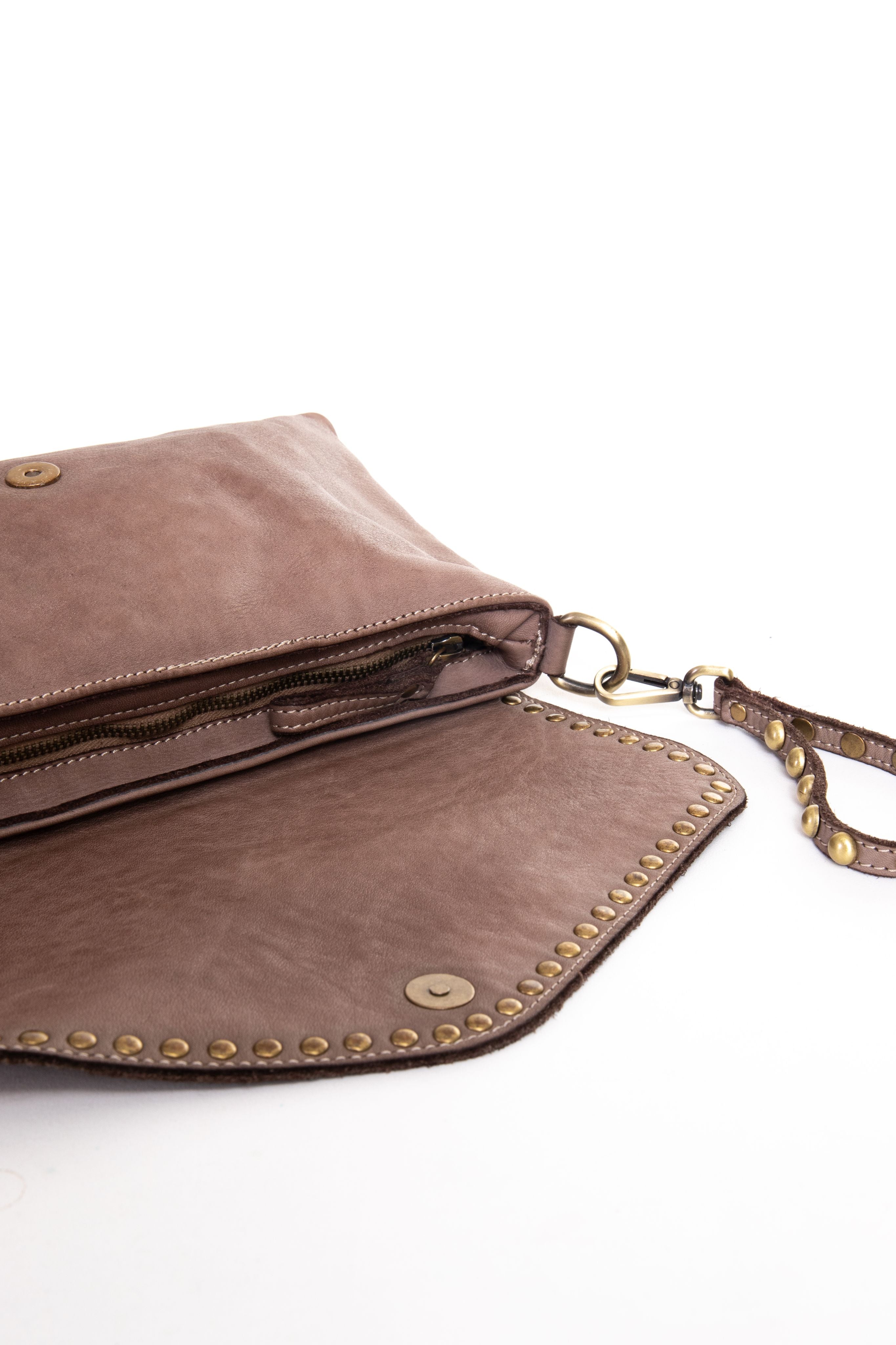La Busta pochette donna in pelle cipria aperta con zip visibile e interno