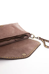 La Busta pochette donna in pelle cipria aperta con zip visibile e interno