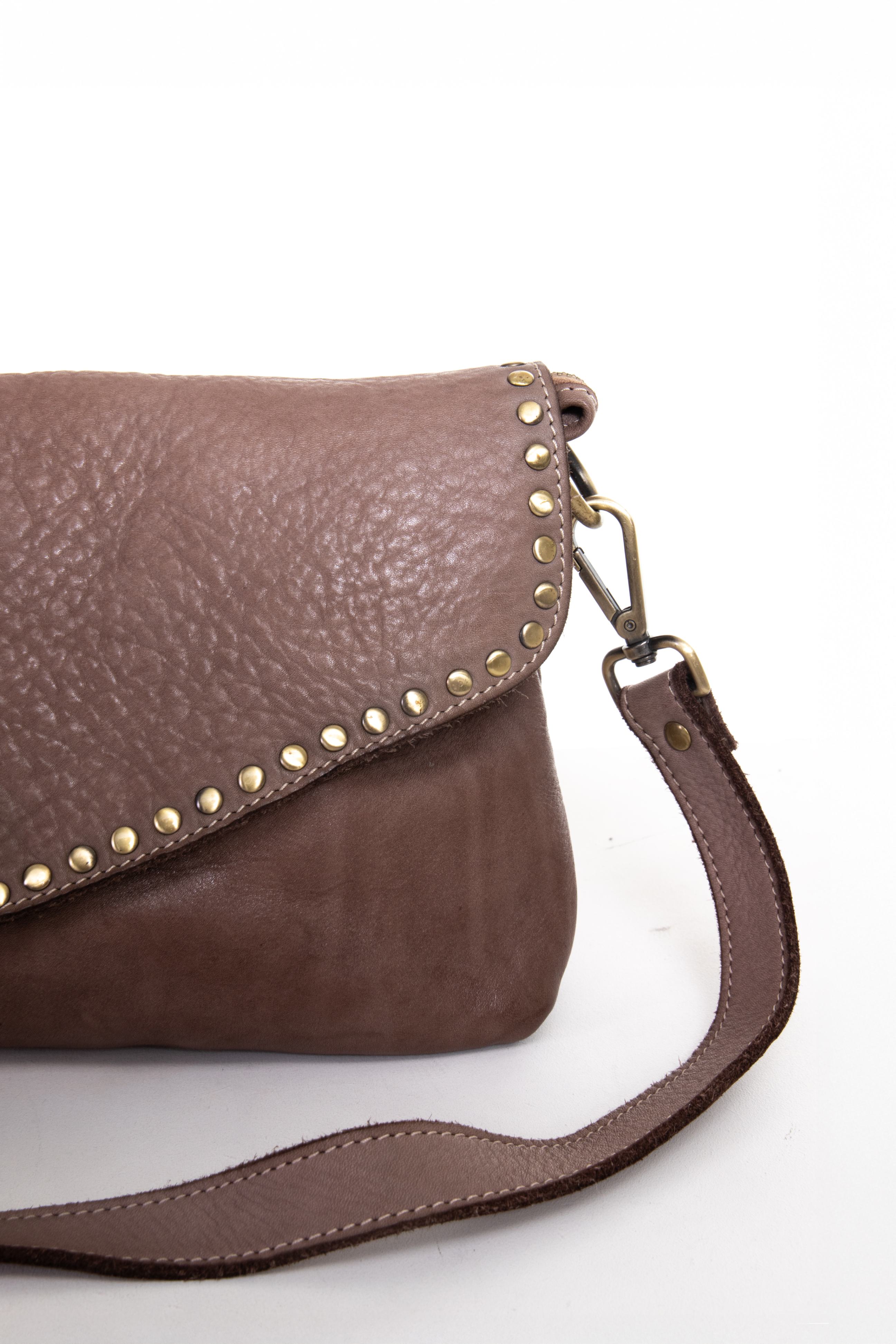 Dettaglio La Busta pochette donna in pelle cipria con tracolla borchiata