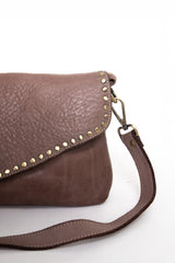 Dettaglio La Busta pochette donna in pelle cipria con tracolla borchiata