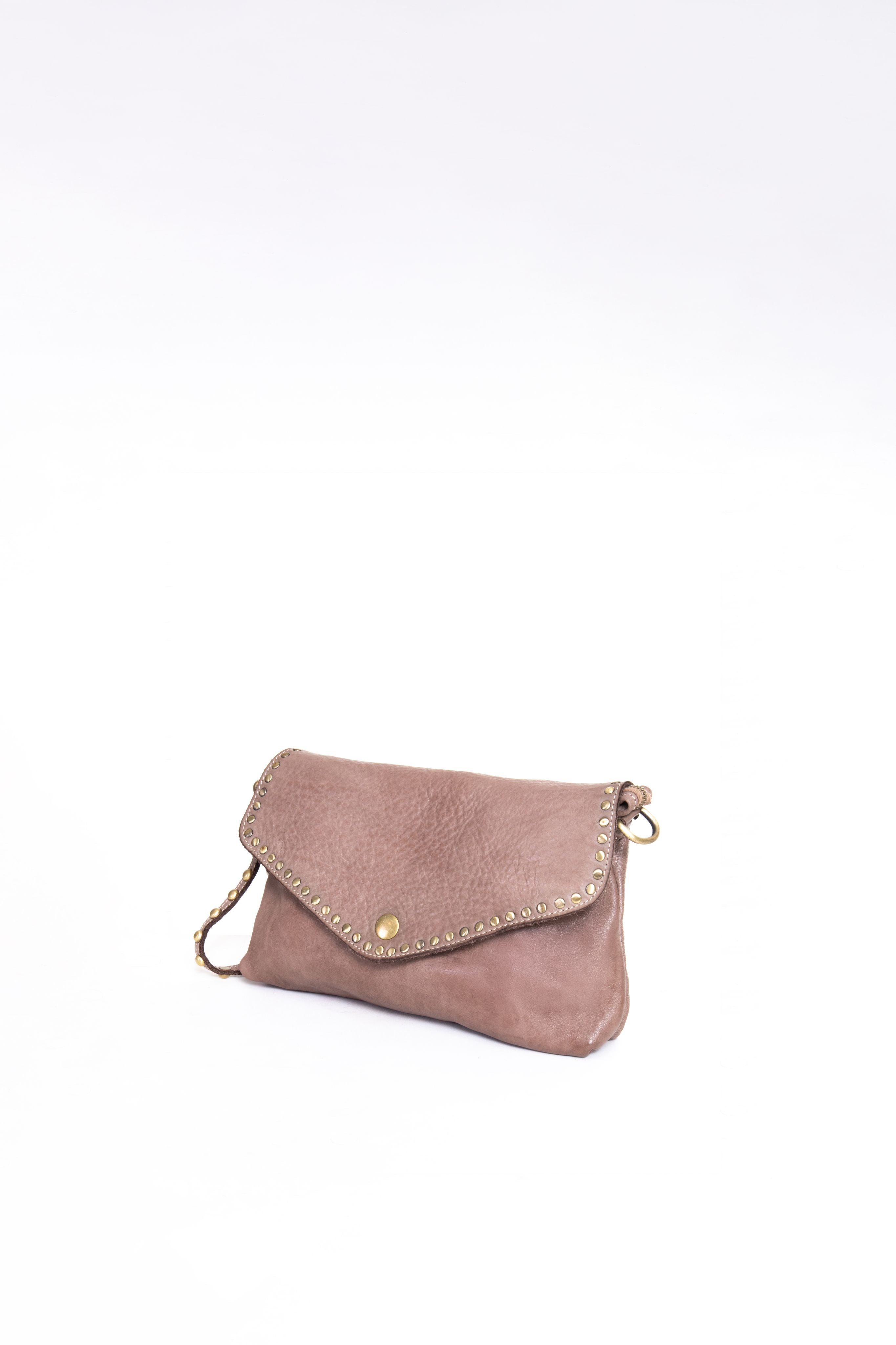 La Busta pochette donna in pelle cipria con borchie vista laterale