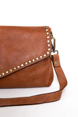 Dettaglio La Busta, pochette donna in pelle cuoio con borchie in ottone