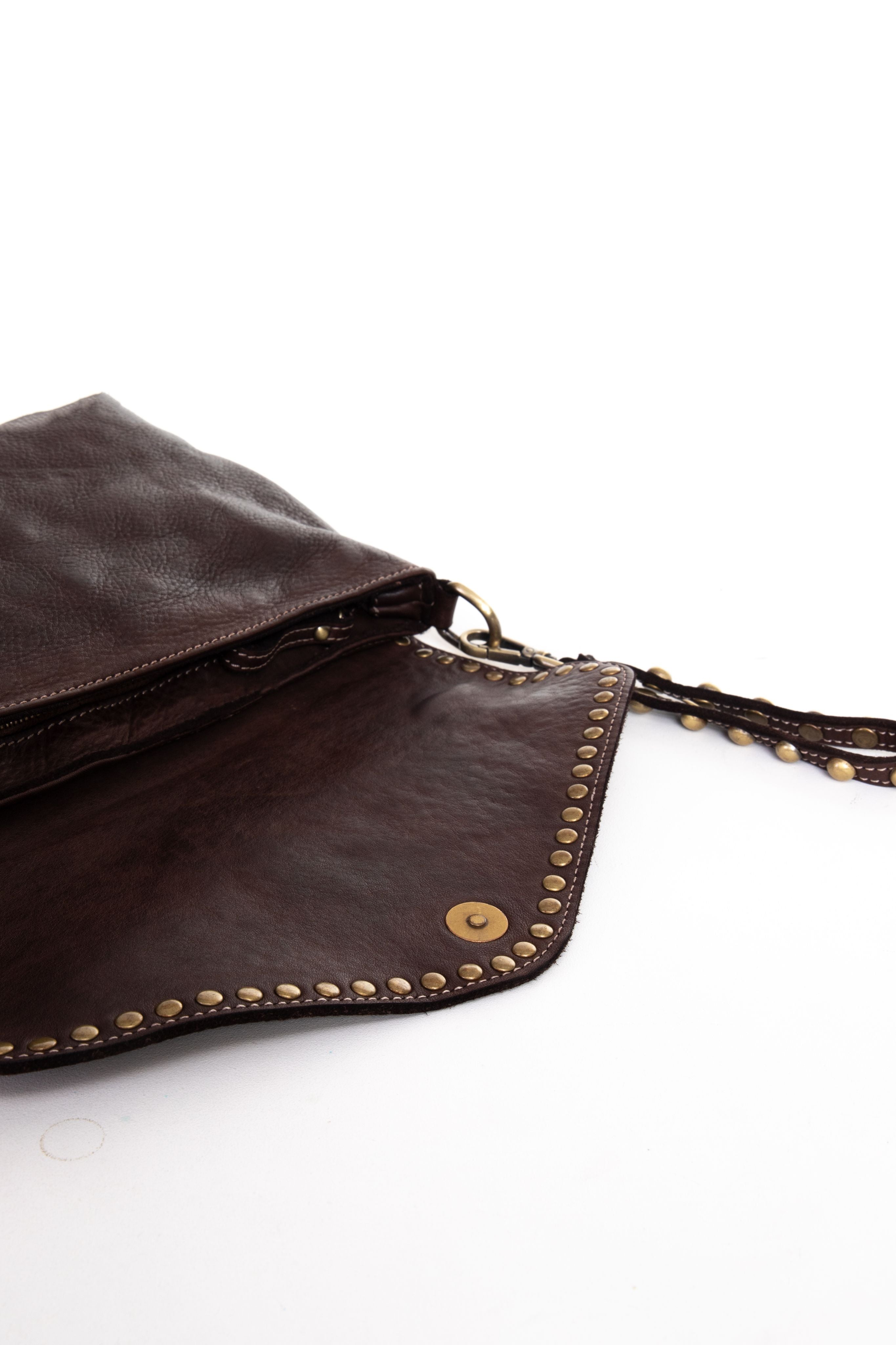 La Busta pochette donna in pelle marrone aperta con interno zip