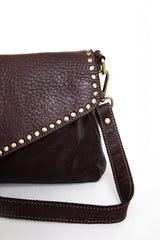 Dettaglio La Busta pochette donna in pelle marrone con borchie in ottone