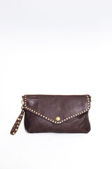 La Busta pochette donna in pelle marrone vista frontale con manico laterale e borchie