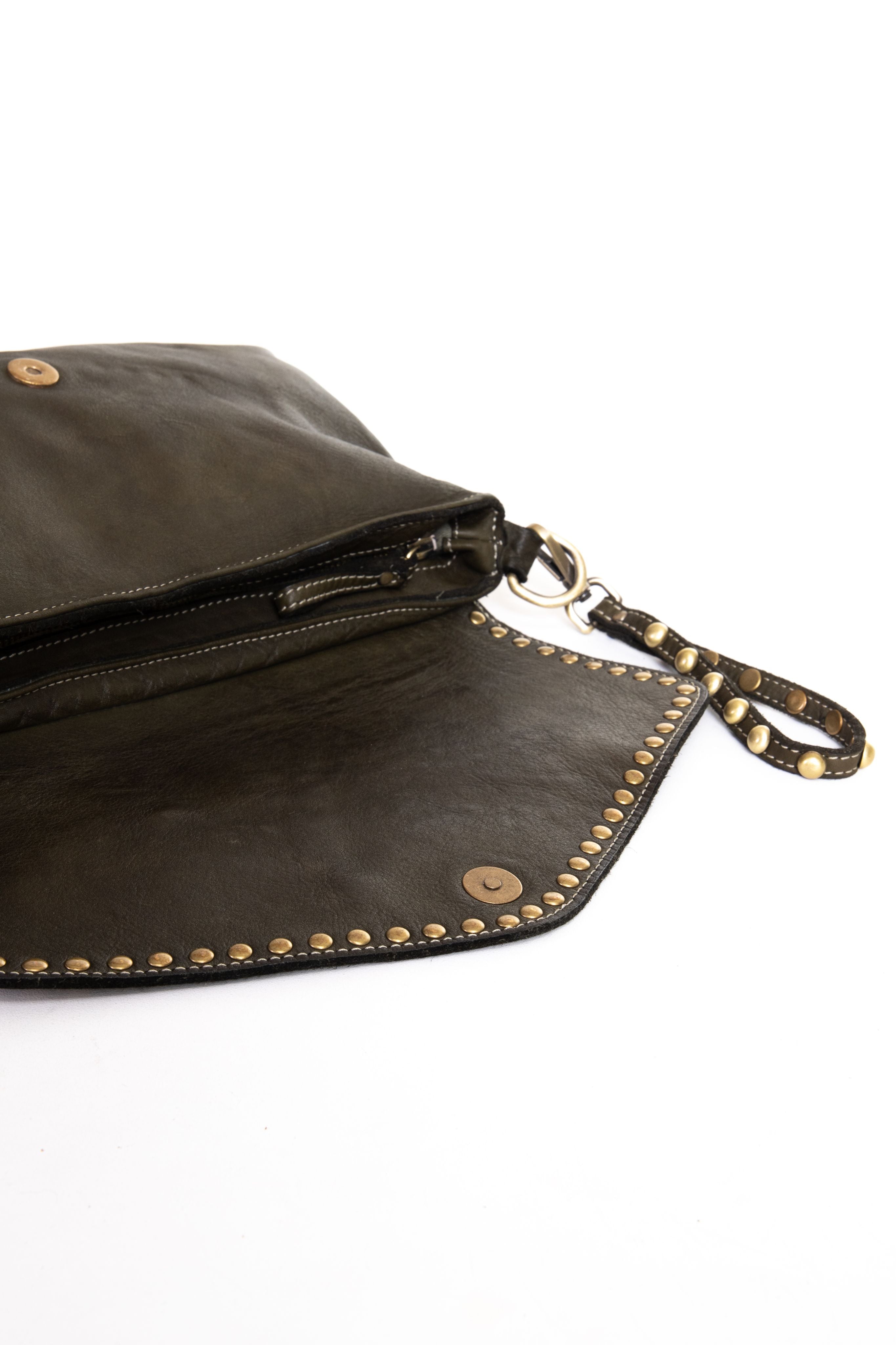 La Busta pochette donna in pelle verde aperta con interno 