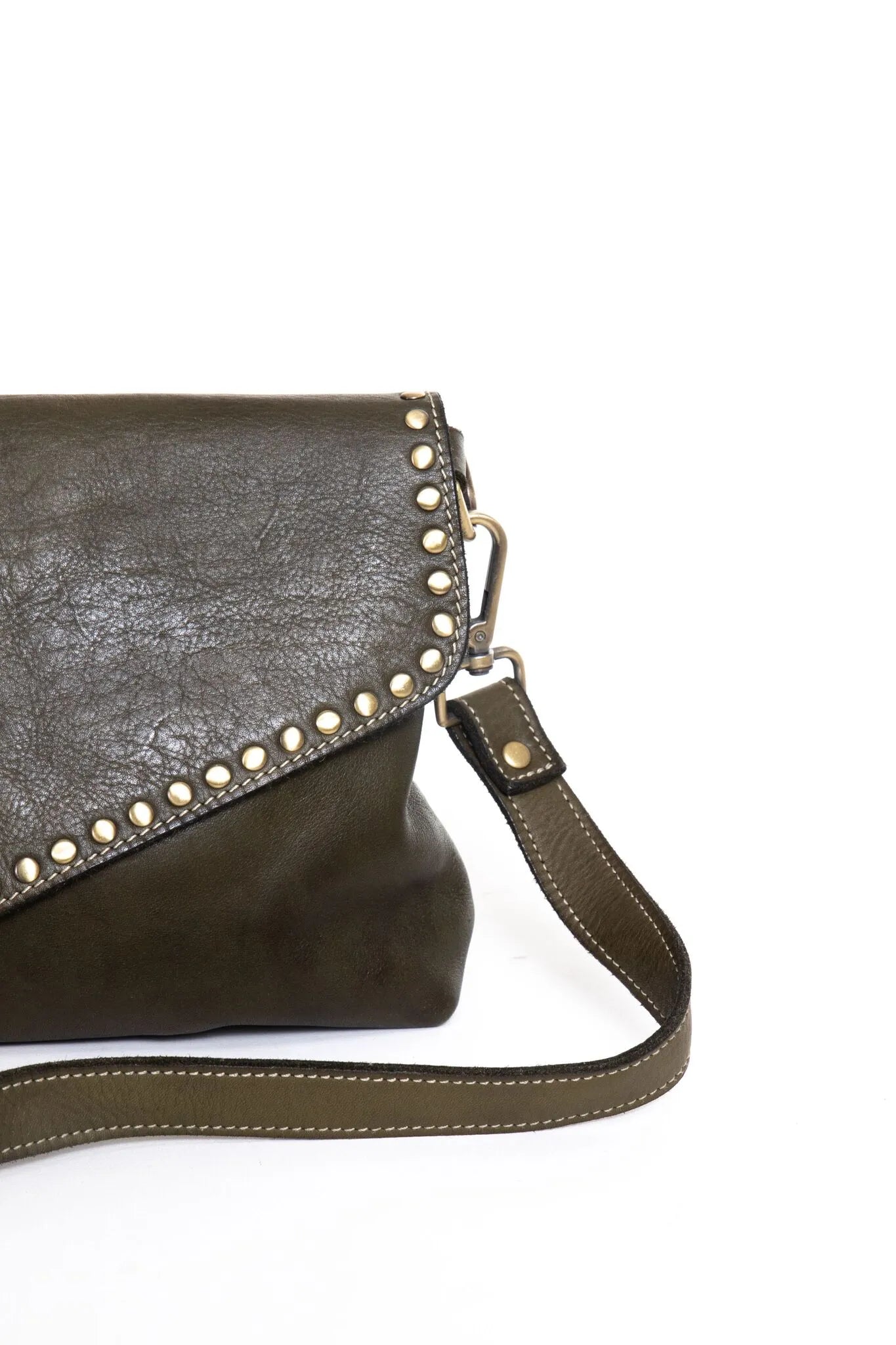 Dettaglio La Busta pochette donna in pelle verde con borchie in ottone