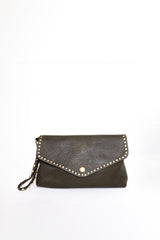 La Busta pochette donna in pelle verde con borchie vista frontale