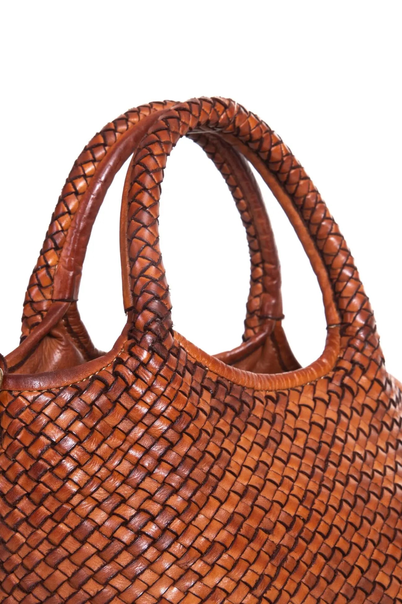 Dettaglio manici intrecciati di La Nora mini borsa in pelle cuoio