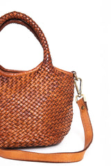 Dettaglio manici e tracolla di La Nora mini borsa intrecciata cuoio