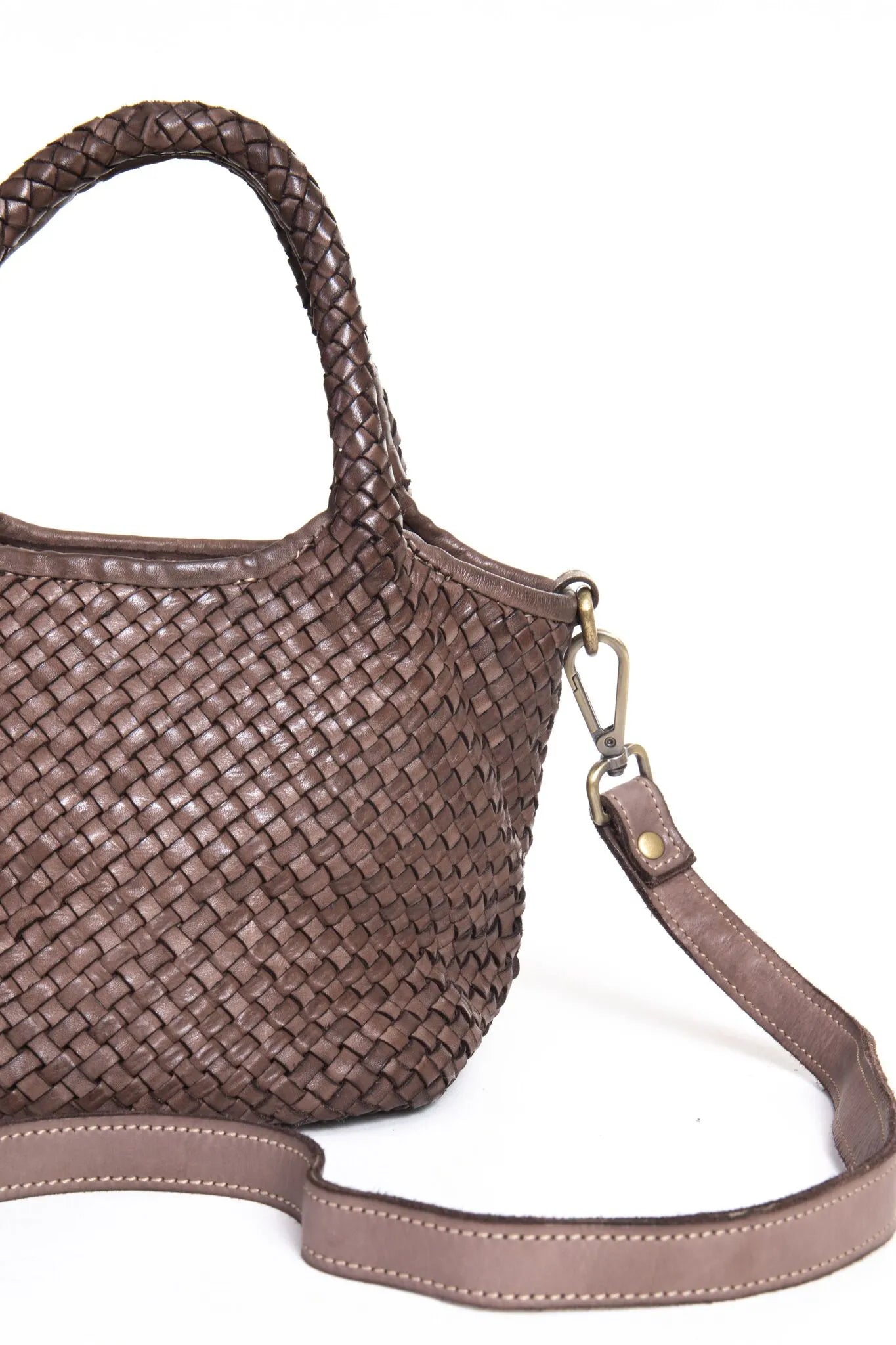 Dettaglio manici intrecciati e tracolla di La Nora mini borsa in pelle marrone