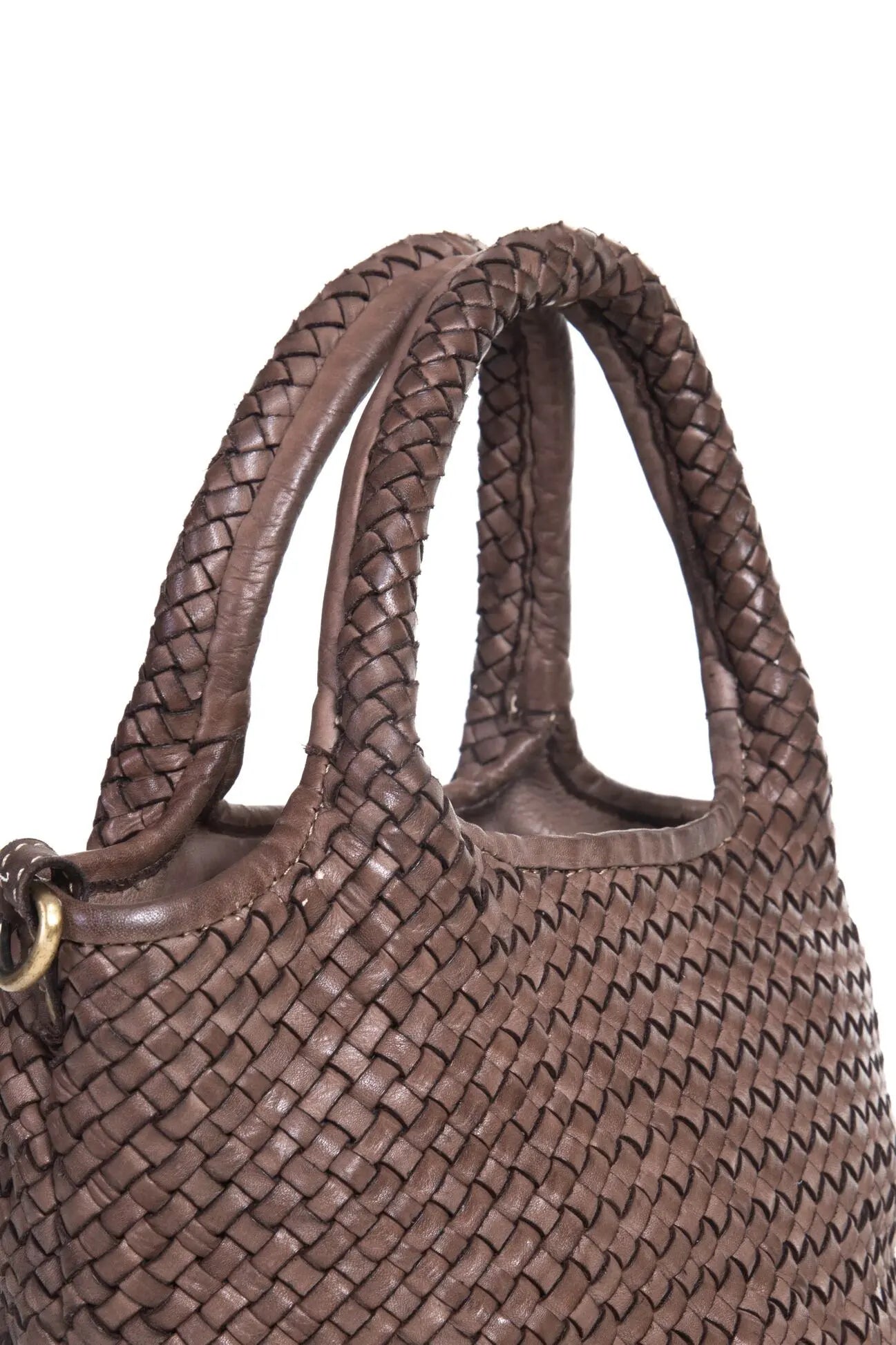 Dettaglio manici intrecciati di La Nora mini borsa in pelle marrone