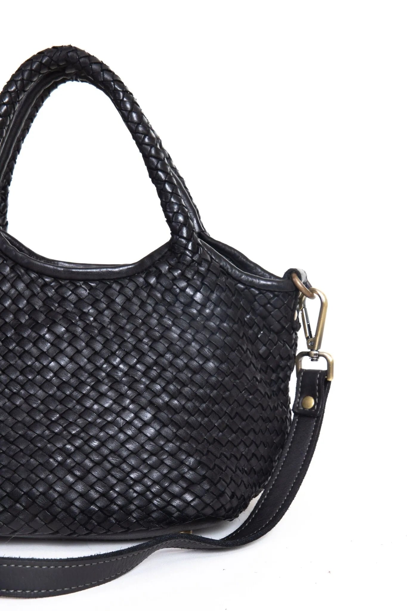 Dettaglio manici intrecciati e tracolla di La Nora mini borsa in pelle nera