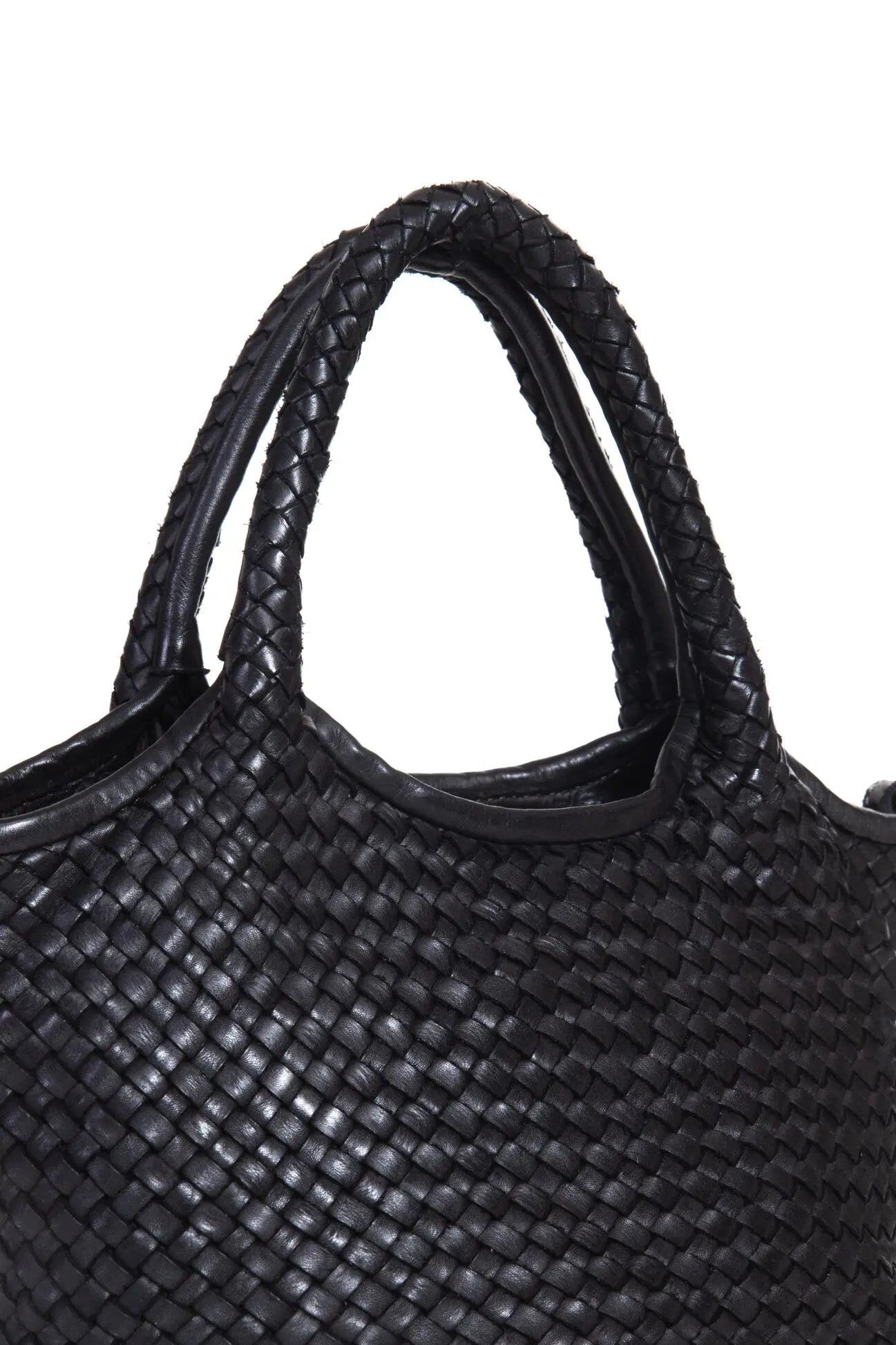 Dettaglio manici intrecciati di La Nora mini borsa in pelle nera