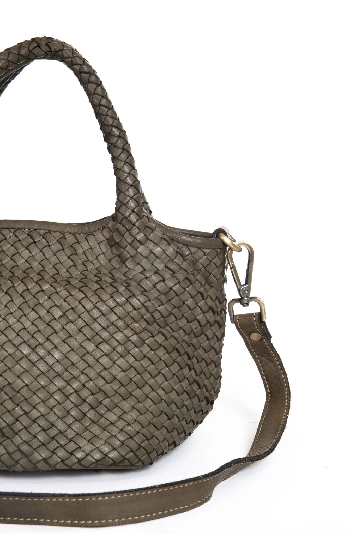 Dettaglio manici intrecciati e tracolla di La Nora mini borsa in pelle verde