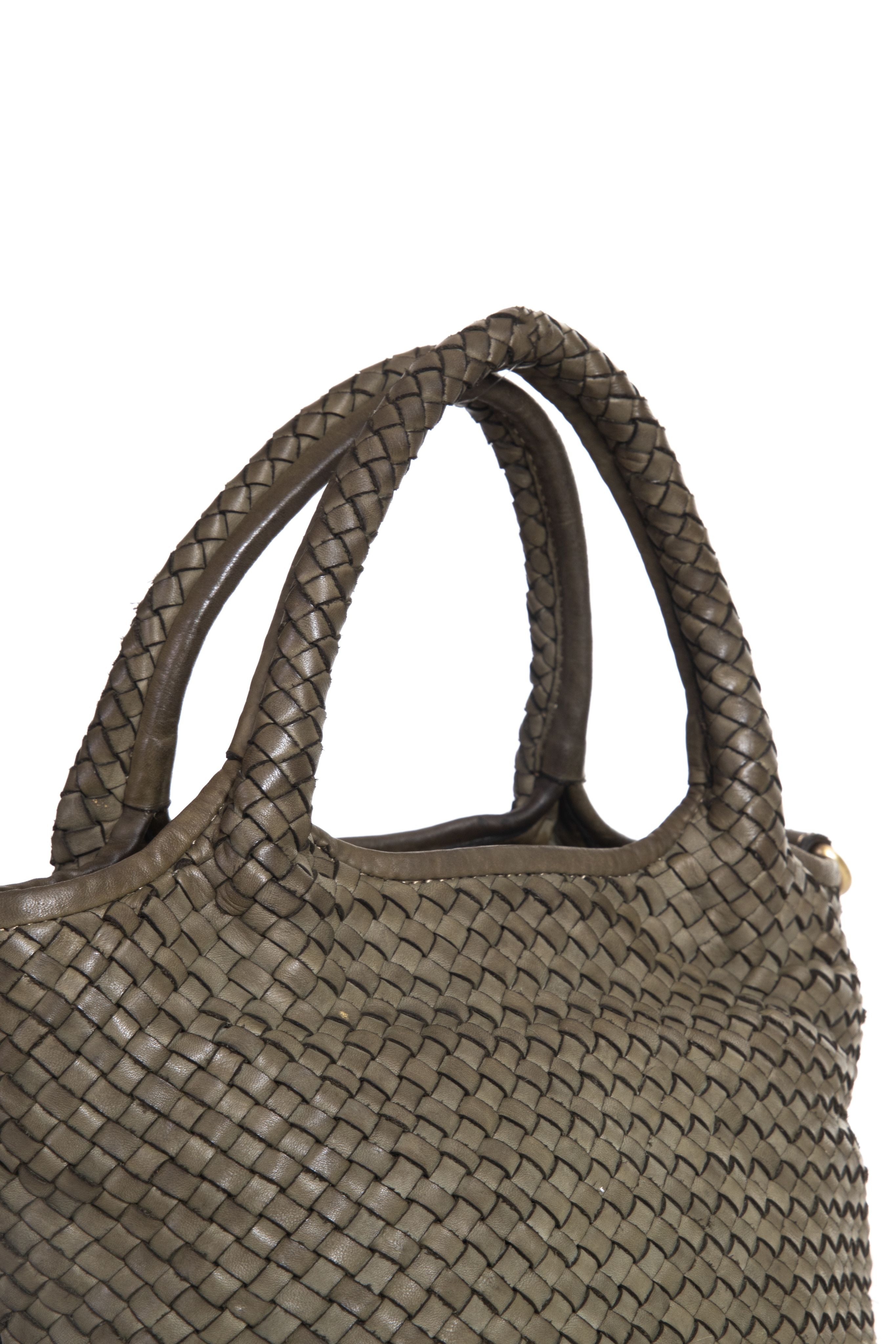 Dettaglio manici intrecciati di La Nora mini borsa a mano in pelle verde