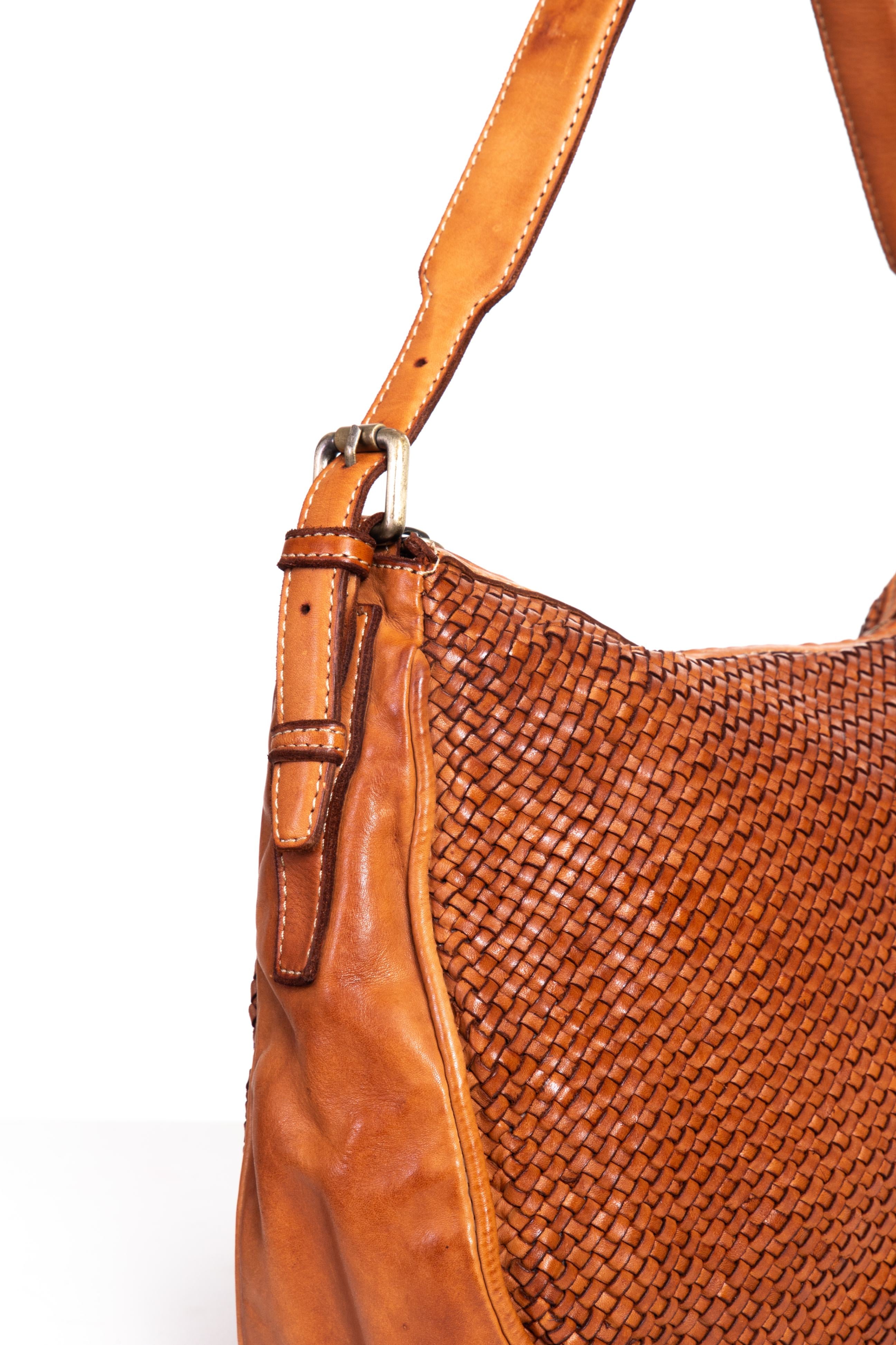 Dettaglio pelle intrecciata borsa a tracolla La Rosa color cuoio