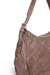 Dettaglio pelle intrecciata borsa a tracolla La Rosa color taupe