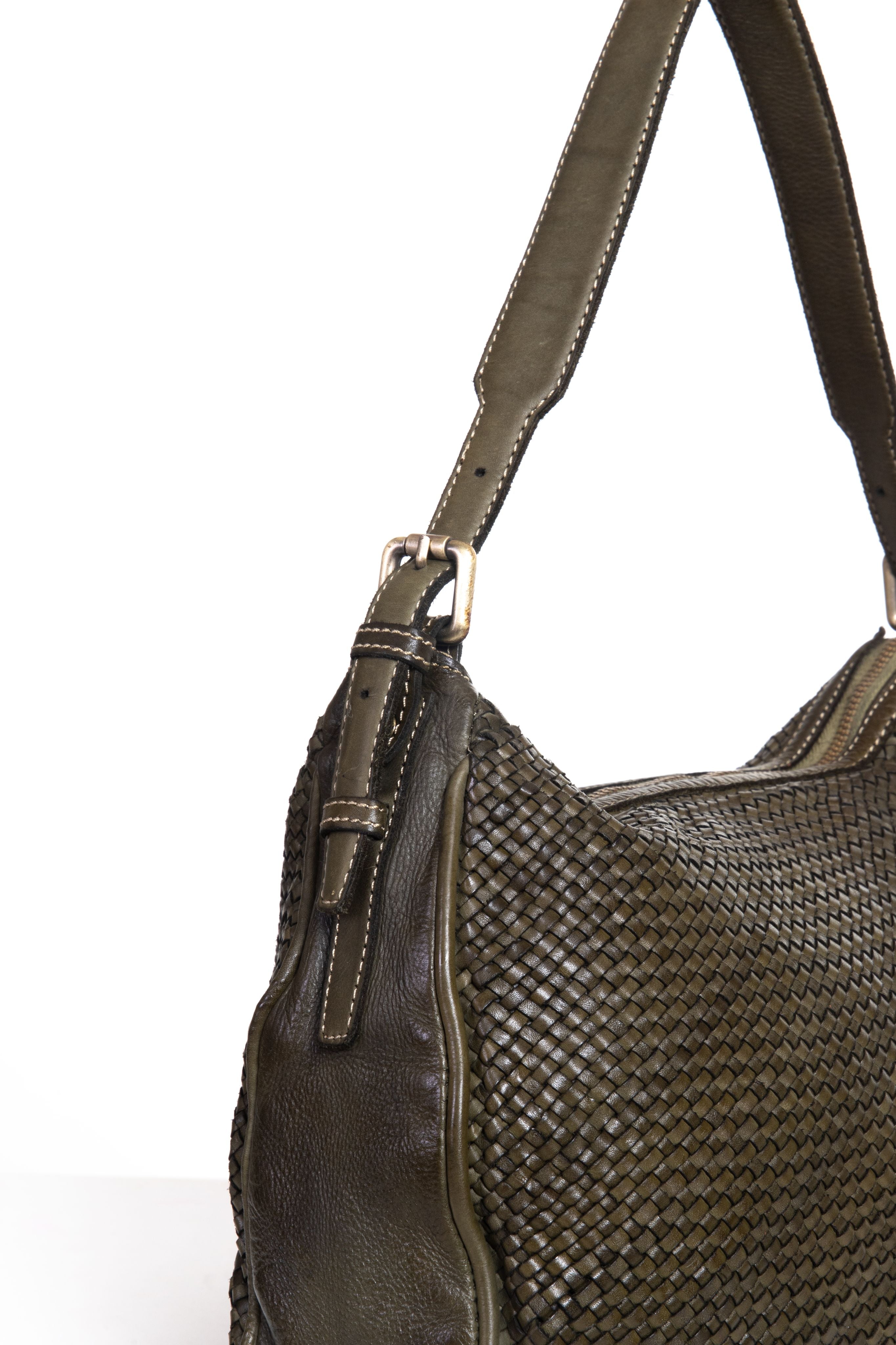 Dettaglio tracolla e pelle intrecciata borsa La Rosa color verde