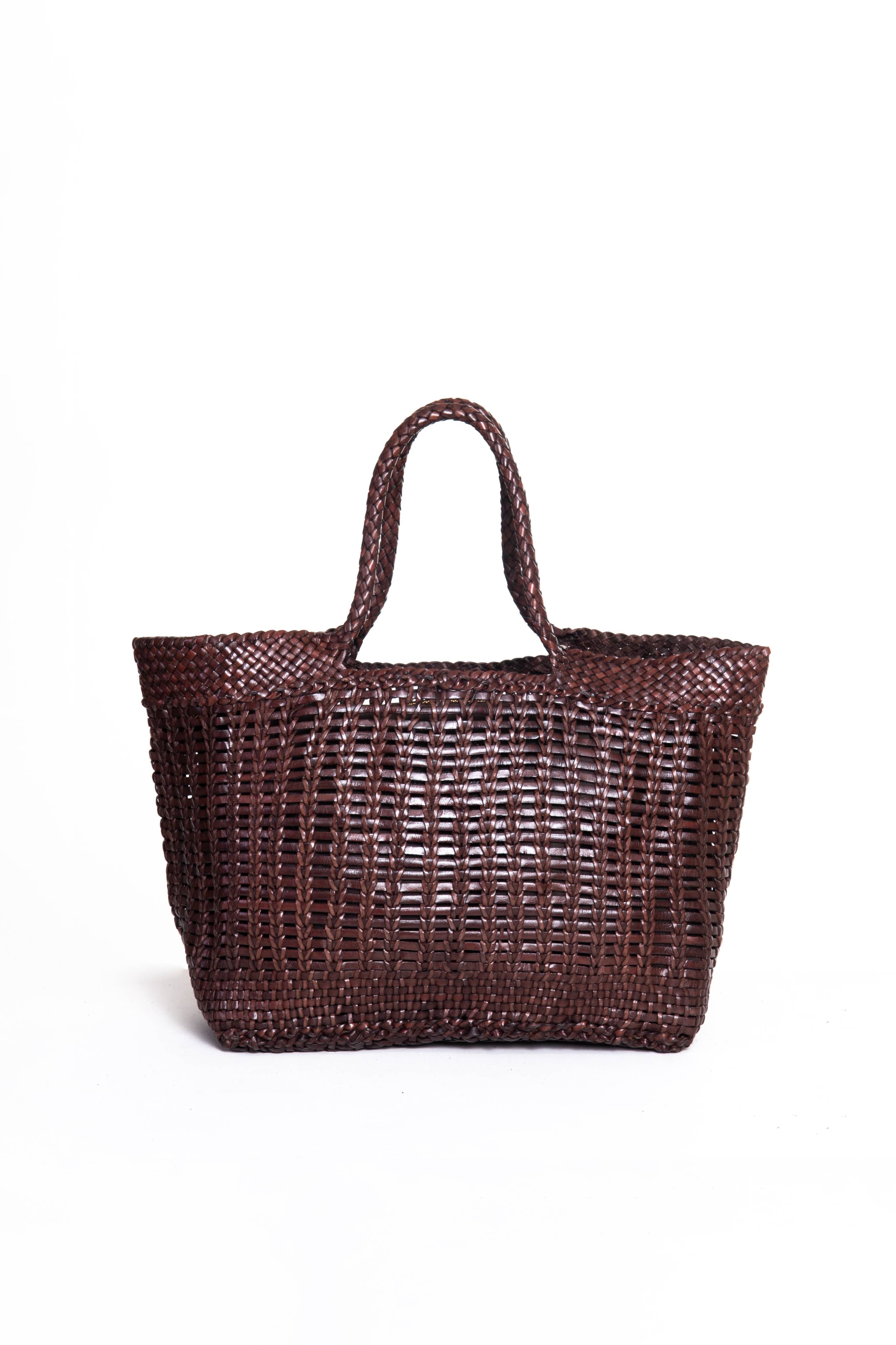 Borsa tote grande in pelle intrecciata con manici intrecciati, colore marrone, design aperto e interno spazioso.