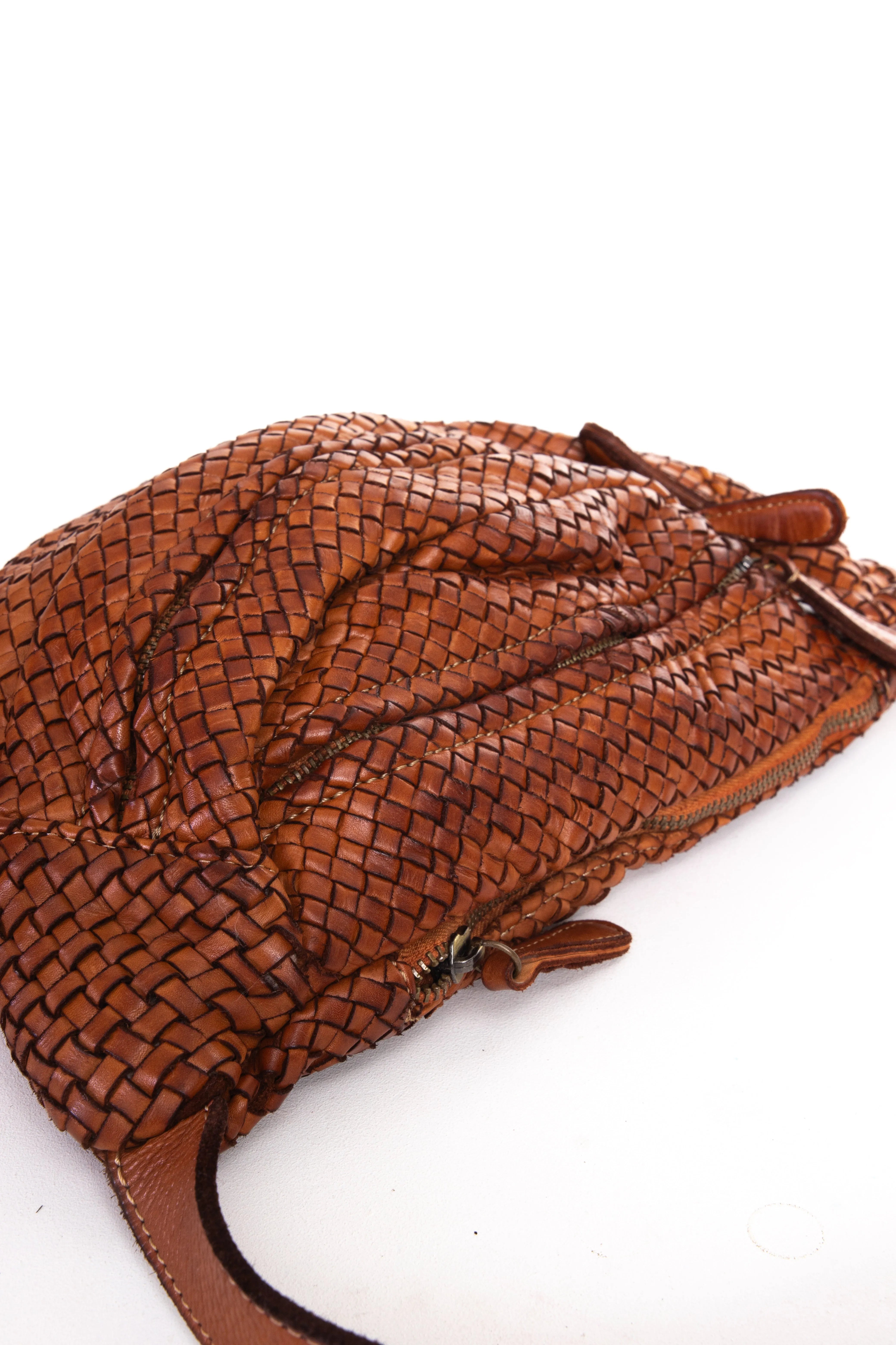 Borsa a tracolla in pelle intrecciata color cuoio vista laterale