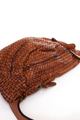 Borsa a tracolla in pelle intrecciata color cuoio vista laterale