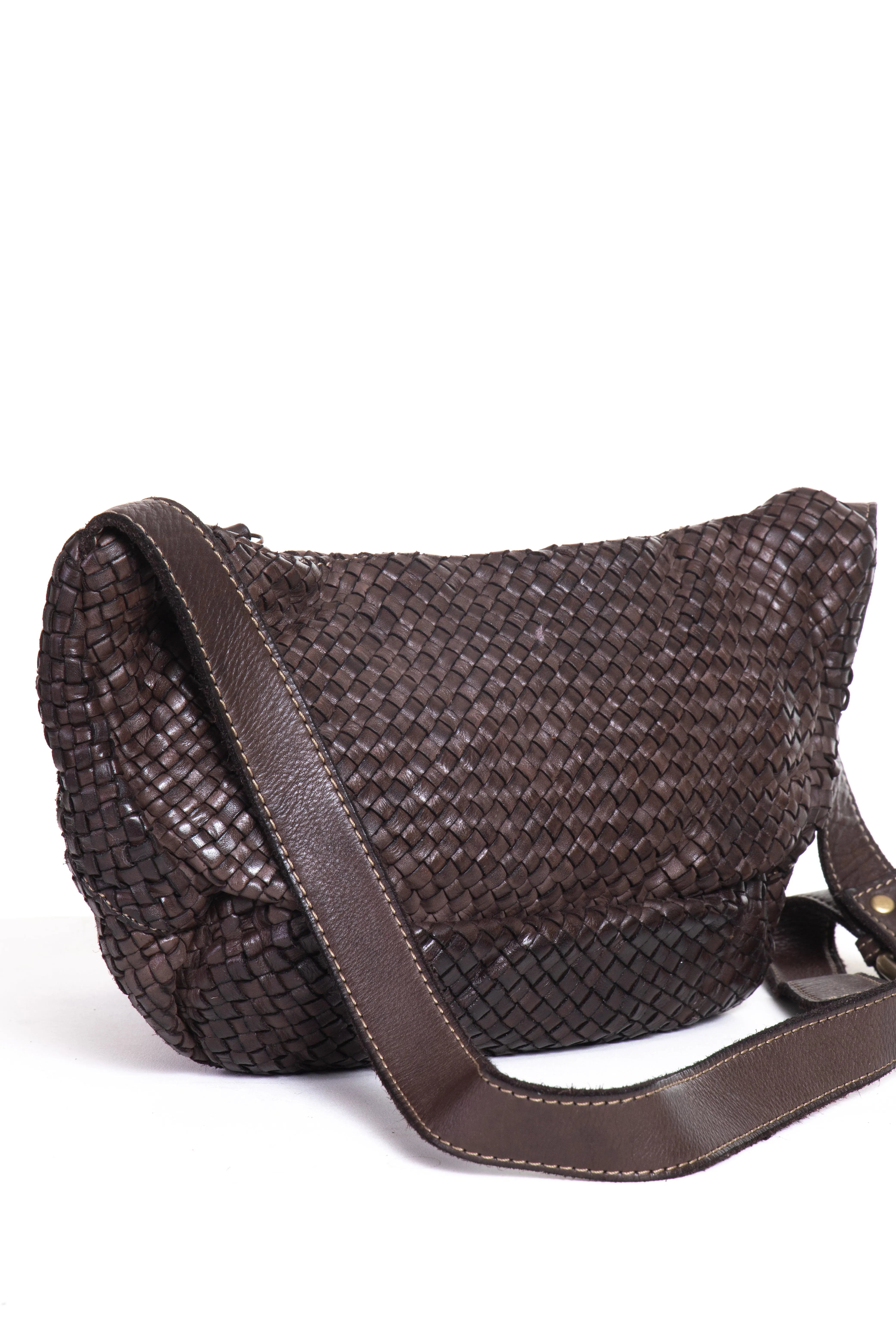 Borsa a tracolla in pelle intrecciata color marrone vista posteriore con tracolla