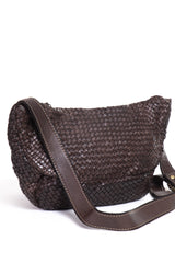 Borsa a tracolla in pelle intrecciata color marrone vista posteriore con tracolla