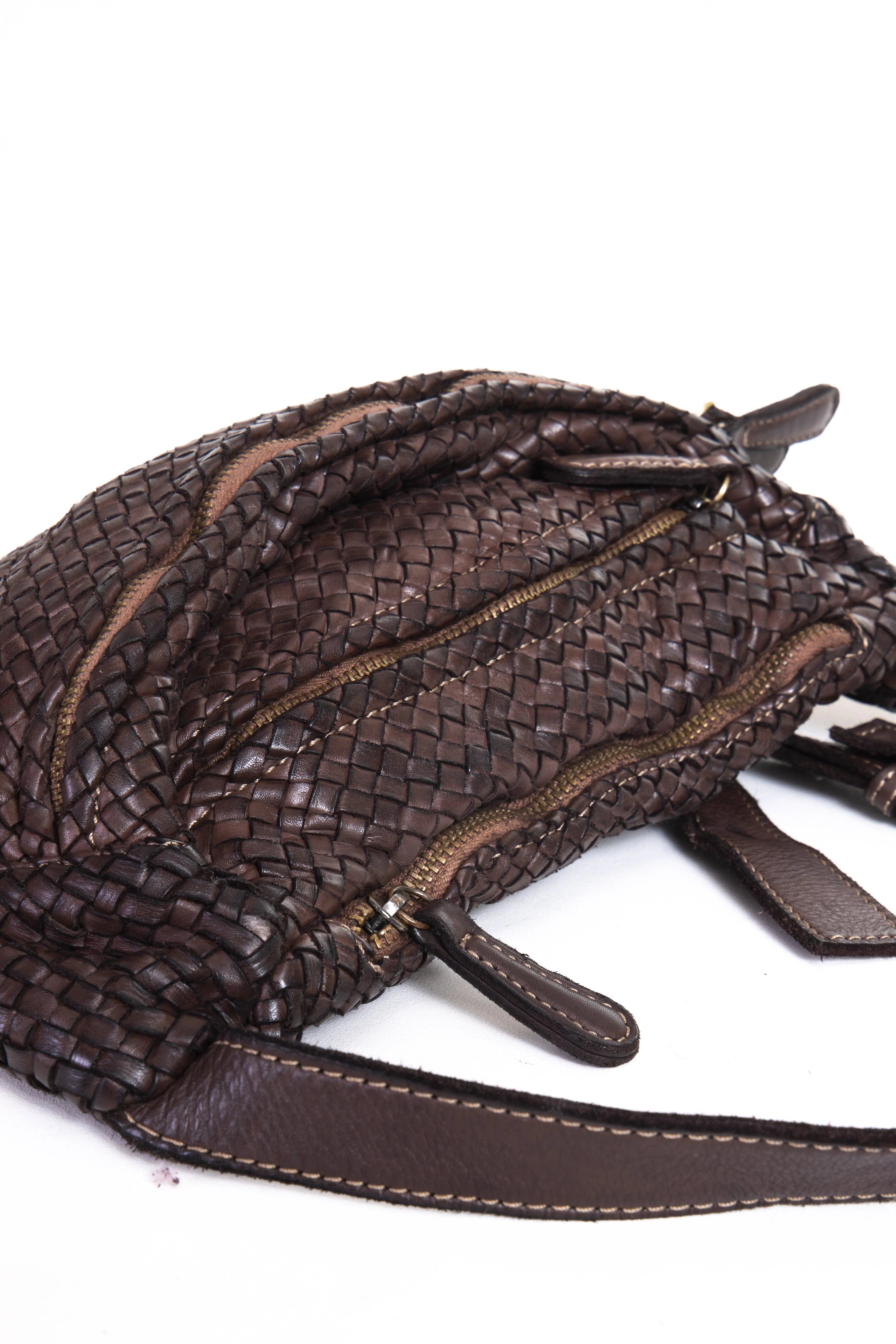 Borsa a tracolla in pelle intrecciata color marrone vista appoggiata con zip