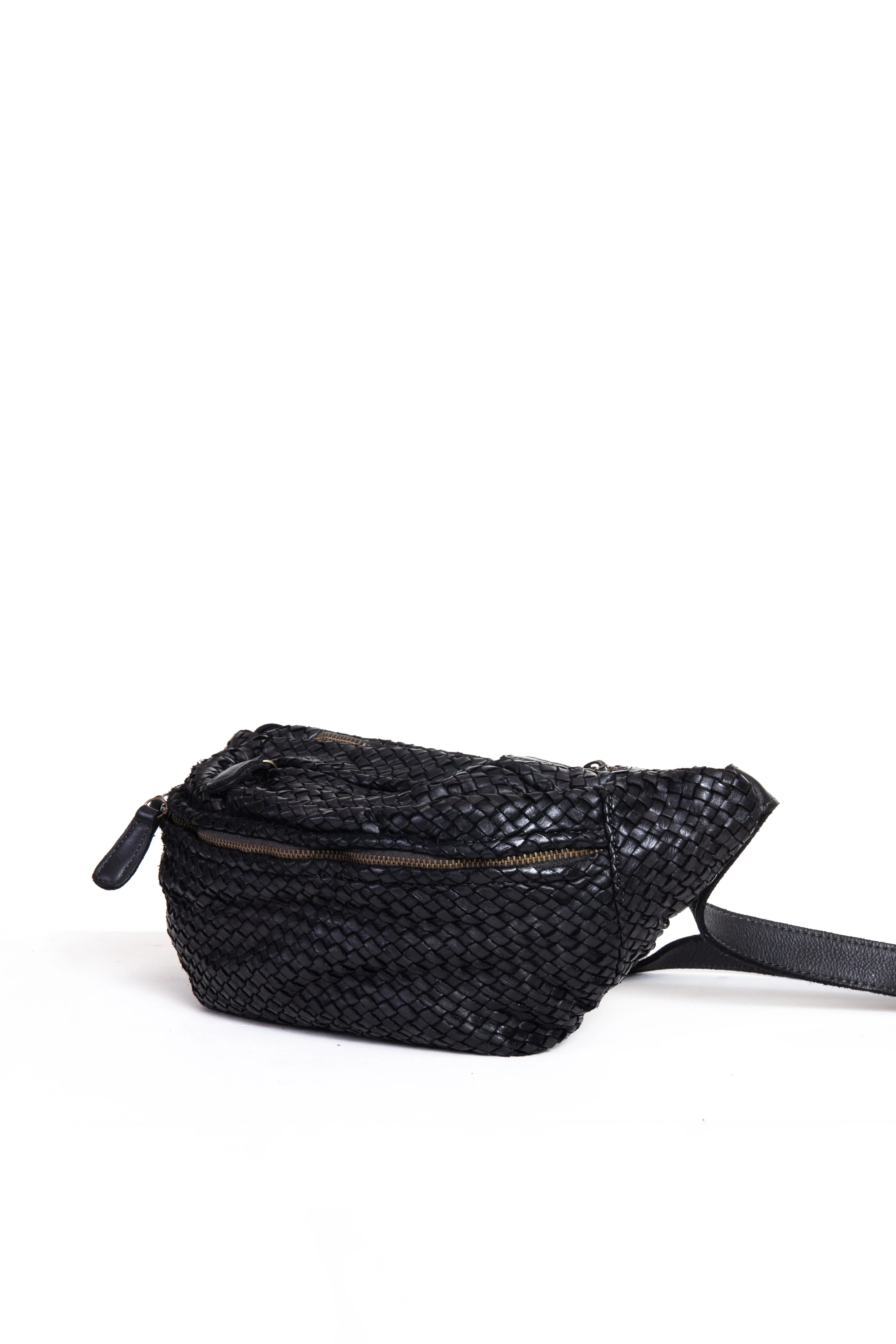 Borsa a tracolla in pelle intrecciata color nero vista fondo
