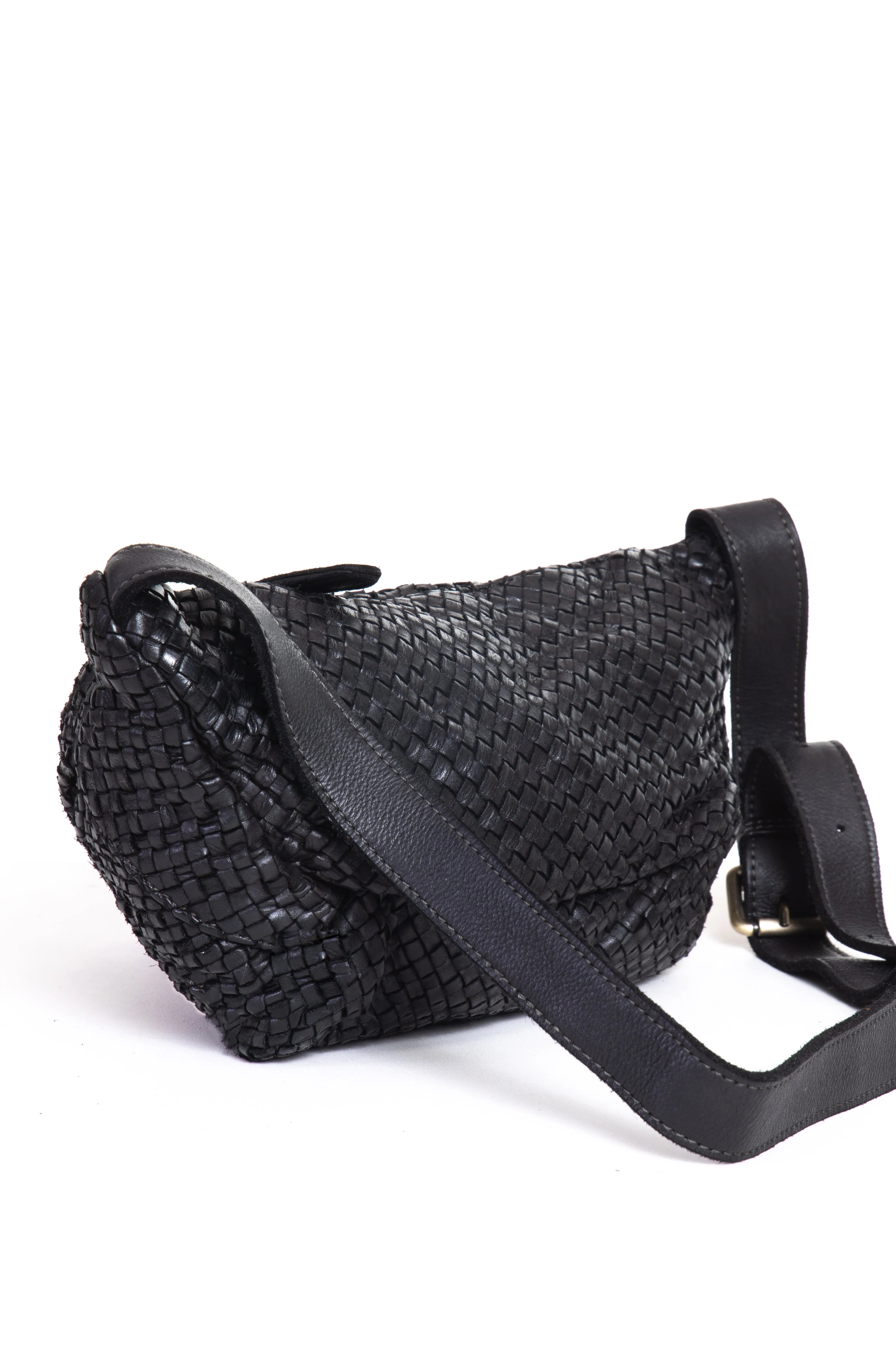 Borsa a tracolla in pelle intrecciata color nero vista posteriore con tracolla